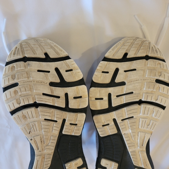 Brooks Adrenaline GTS 21 Running Shoes | Women's Sz. 8 | Black/White - Picture 10 of 10